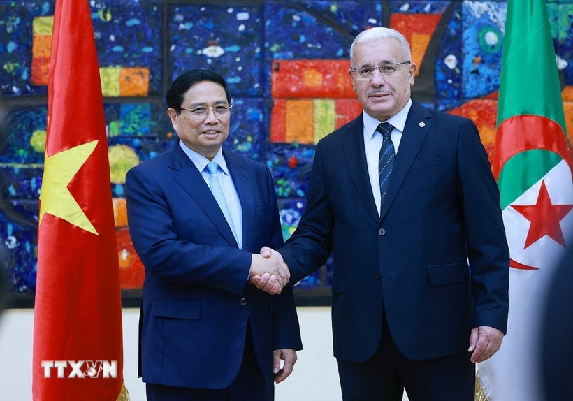 Thủ tướng Phạm Minh Chính hội kiến Chủ tịch Quốc hội Nhân dân Algeria (Hạ viện Algeria) Brahim Boughali. (Ảnh: Dương Giang/TTXVN)