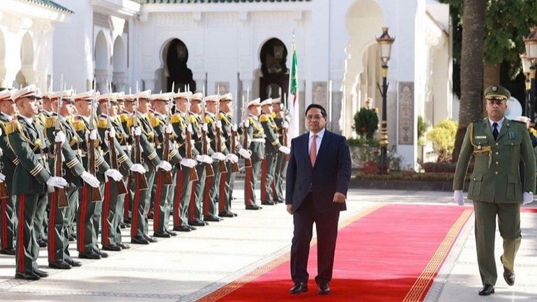 Thủ tướng Phạm Minh Chính duyệt Đội danh dự trước khi hội kiến với Tổng thống Algeria Abdelmadjid Tebboune. (Ảnh: NHẬT BẮC/VGP) c1-8381.jpg
