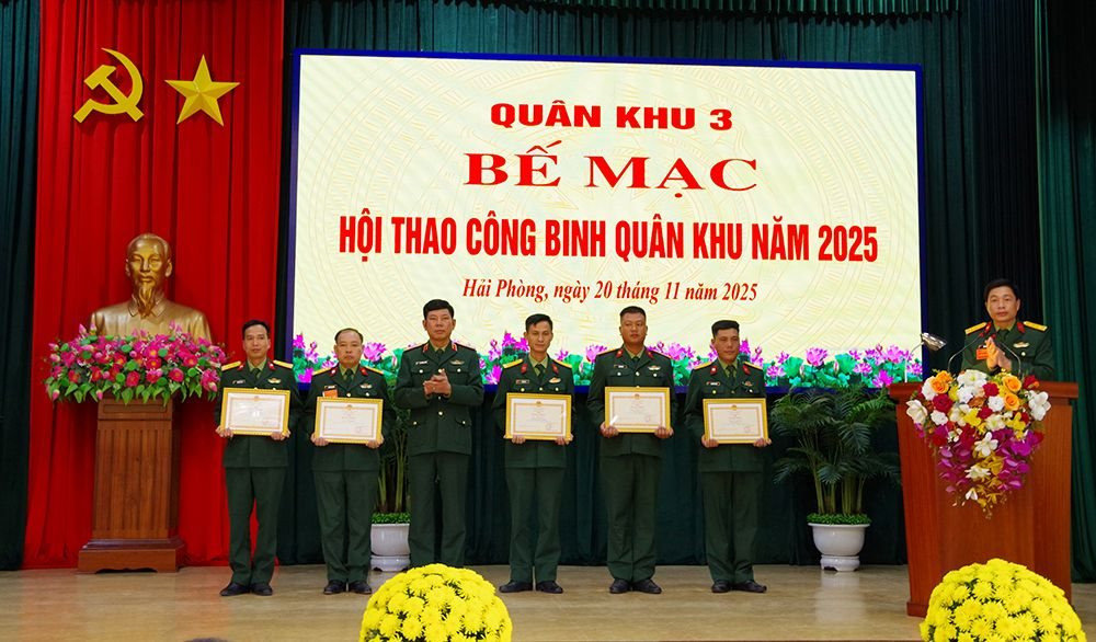 trao-giay-khen.jpg