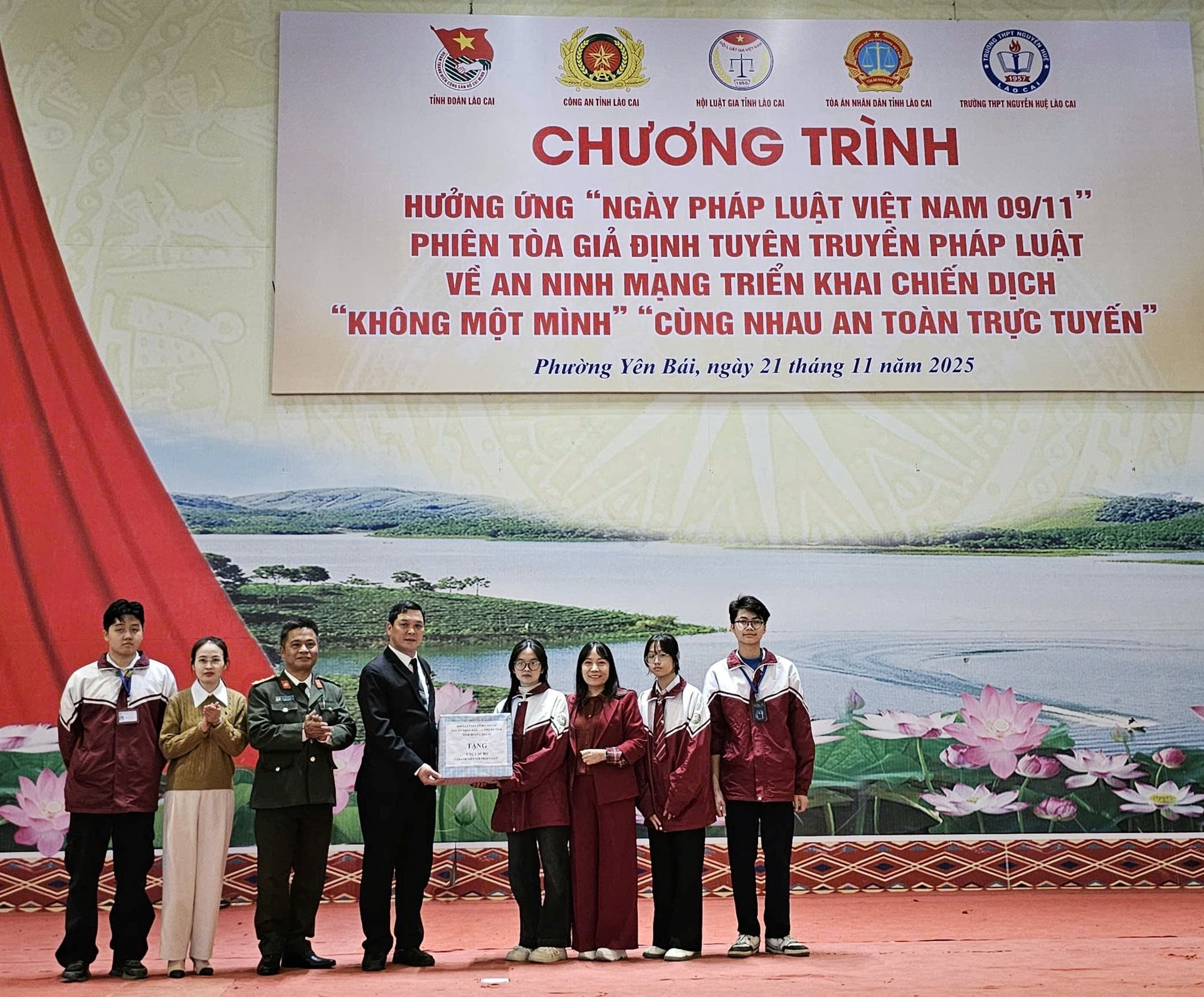 a-quang-tang-qua(1).jpg