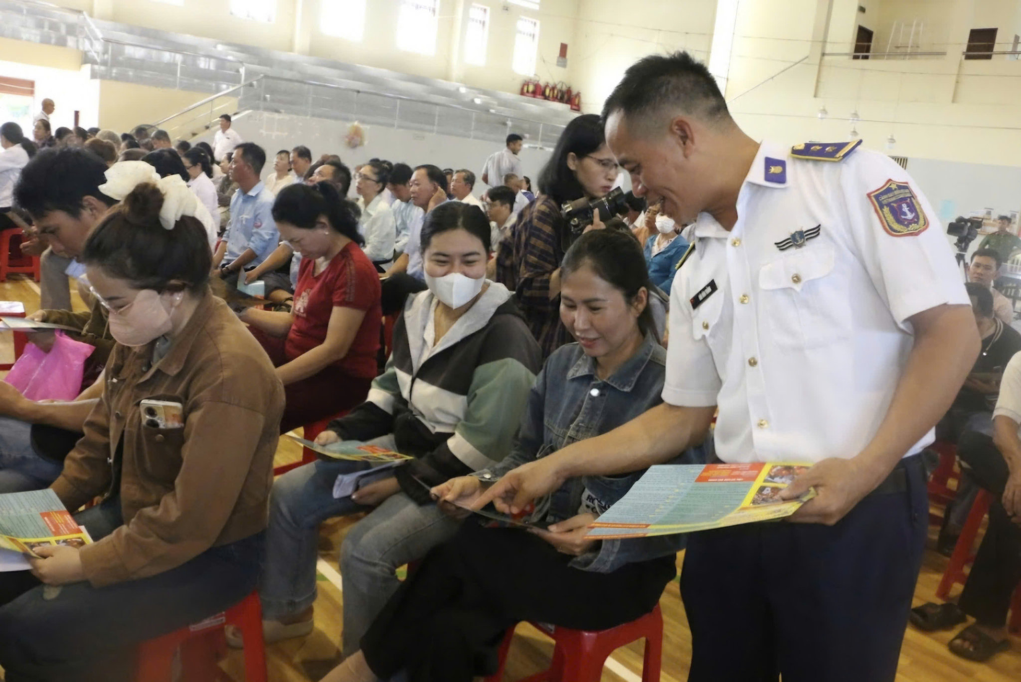 phien-toa-gia-dinh-chong-khai-thac-iuu-123.jpg