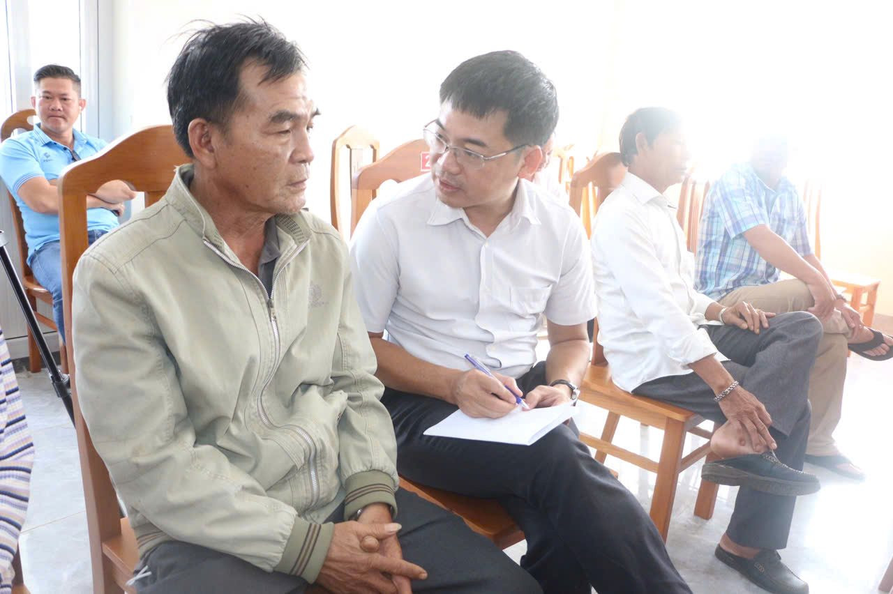 phien-toa-gia-dinh-chong-khai-thac-iuu-2.jpg