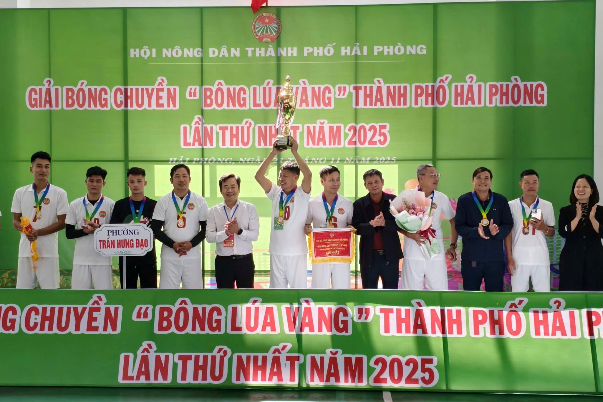 trao-giai-bong-lua.jpg