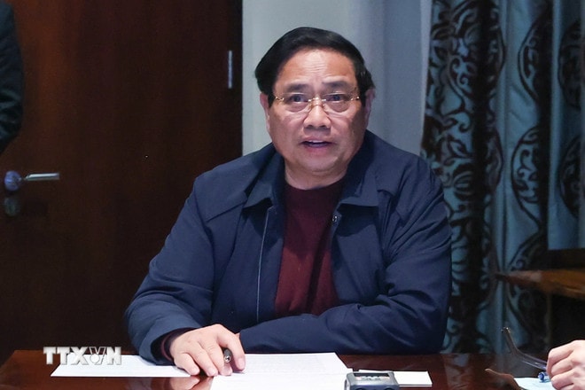 Thủ tướng Phạm Minh Chính chủ trì họp trực tuyến từ Nam Phi, chỉ đạo khắc phục hậu quả mưa lũ. (Ảnh: Dương Giang/TTXVN) ttxvn-thu-tuong-hop-khan-truc-tuyen-tu-nam-phi-3.jpg
