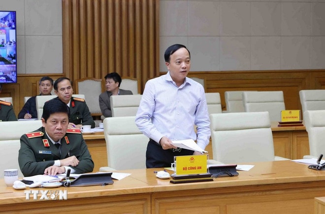 Trung tướng Đặng Hồng Đức, Thứ trưởng Bộ Công an phát biểu tại điểm cầu Chính phủ. (Ảnh: Phạm Kiên/TTXVN) ttxvn-thu-tuong-hop-khan-truc-tuyen-tu-nam-phi-8.jpg