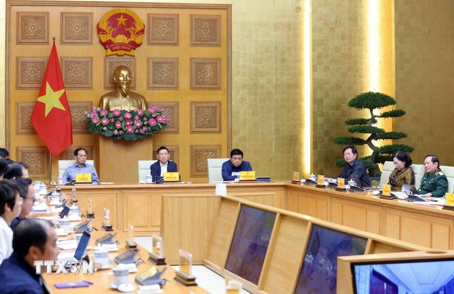Các Phó Thủ tướng Chính phủ, lãnh đạo các bộ ngành, địa phương, cơ quan, Ban Chỉ đạo Phòng thủ dân sự Quốc gia tham dự cuộc họp tại điểm cầu trụ sở Chính phủ và các địa phương. (Ảnh: Phạm Kiên/TTXVN) ttxvn-thu-tuong-hop-khan-truc-tuyen-tu-nam-phi-6.jpg
