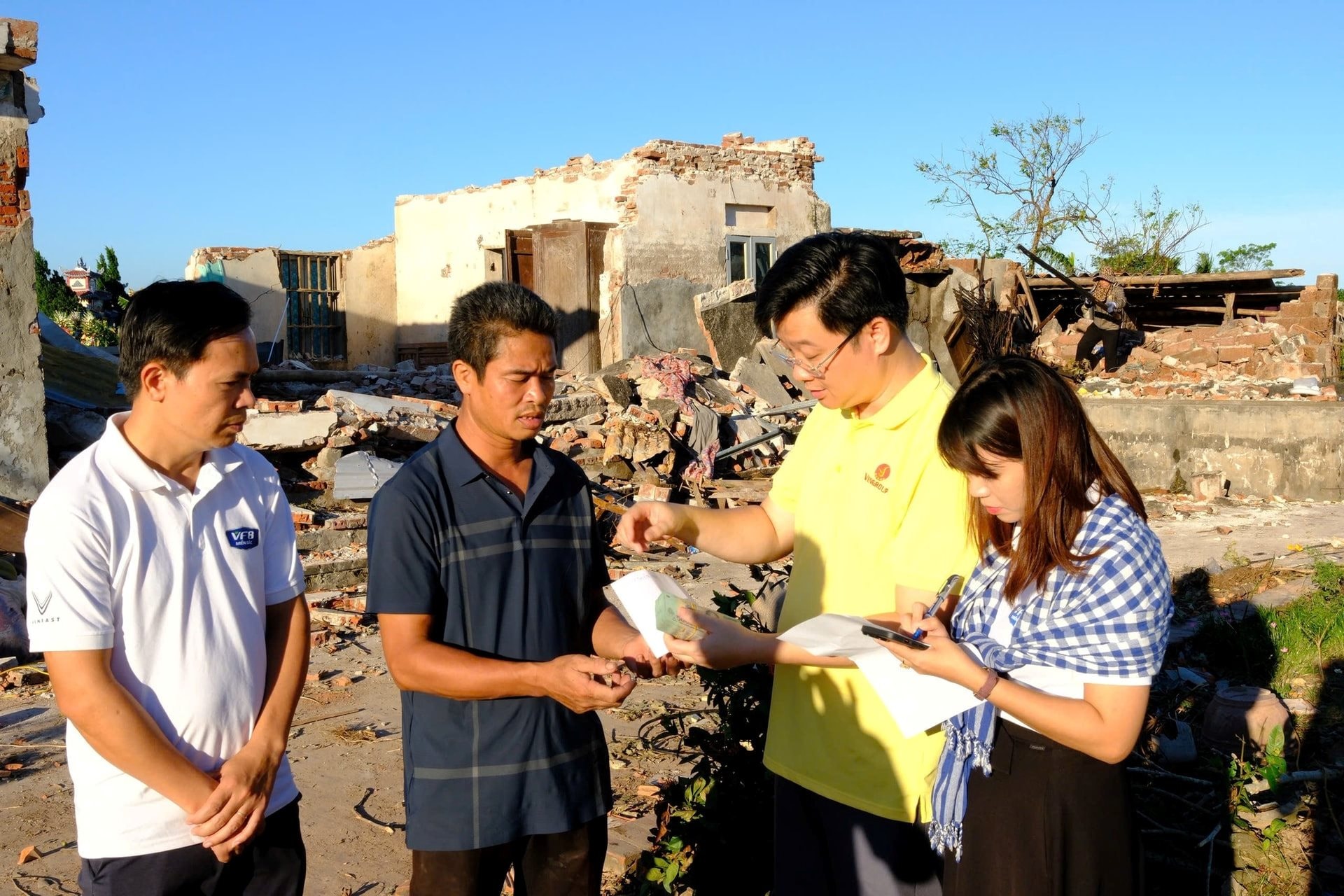 dai-dien-quy-thien-tam-trao-tien-ho-tro-cho-cac-gia-dinh-chiu-thiet-hai-sau-bao-bualoi-ninh-binh-1.jpg
