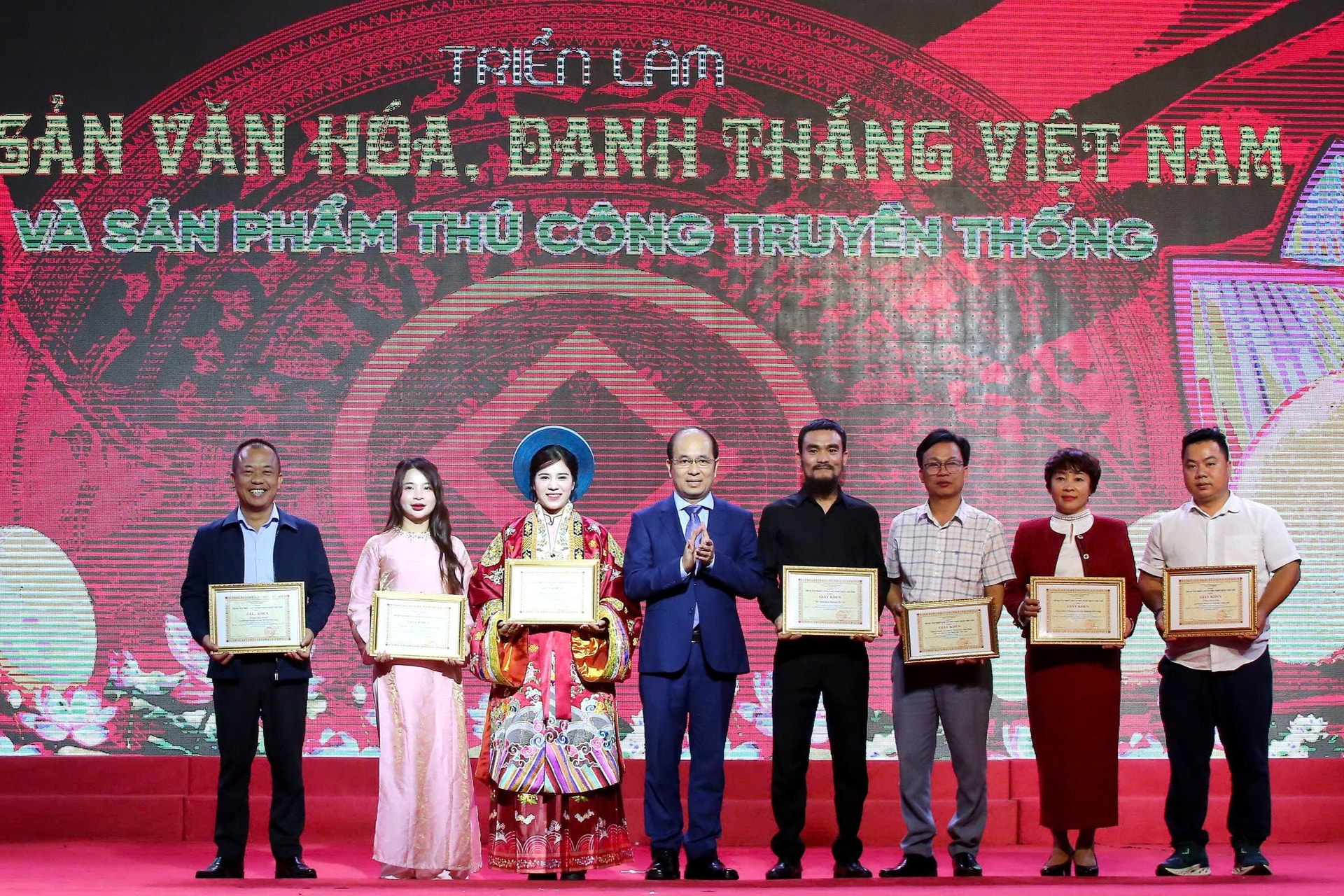 trien-lam.jpg