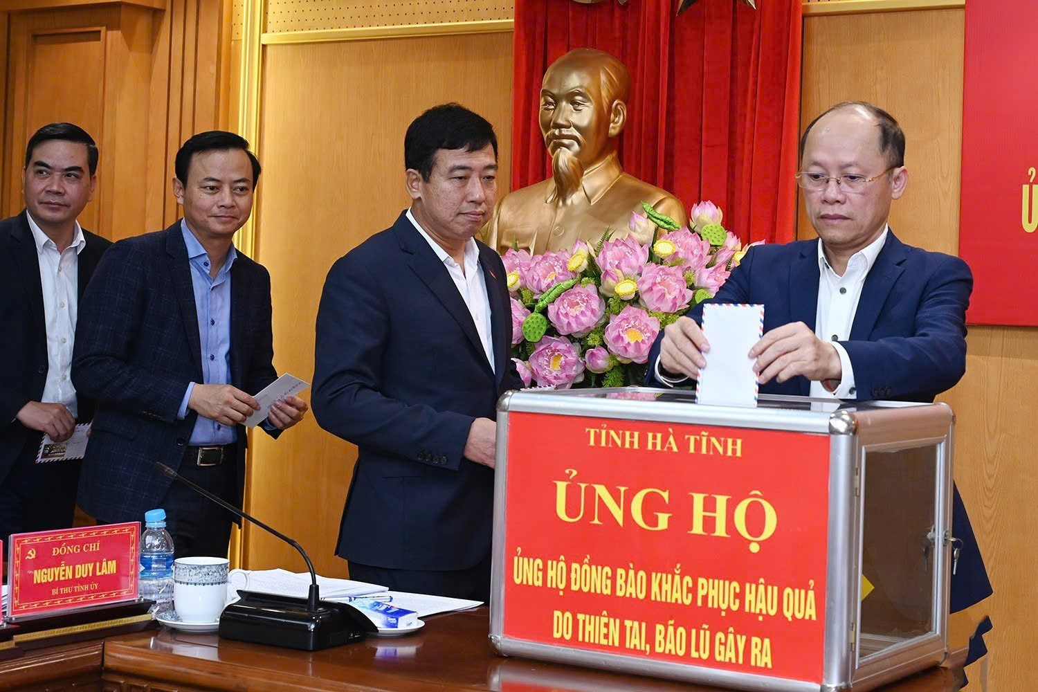 ung_ho_4.jpg