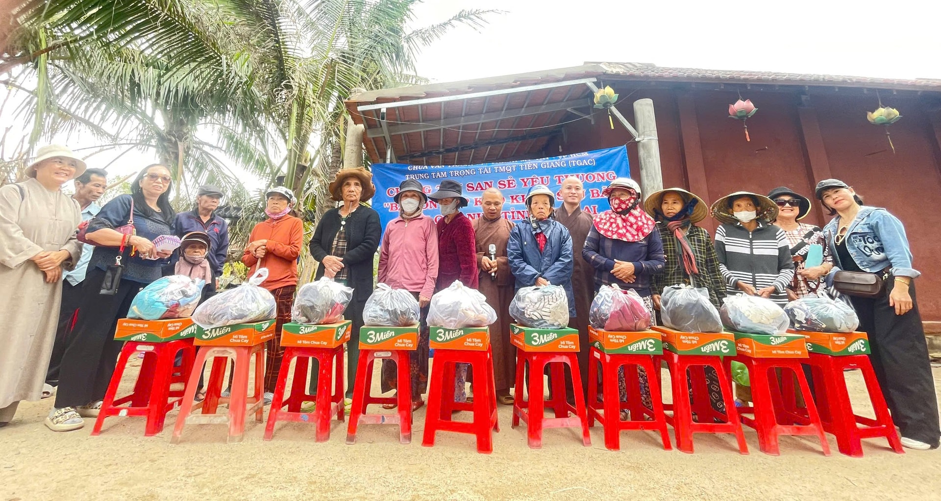 trao-qua-gia-lai-1.jpg