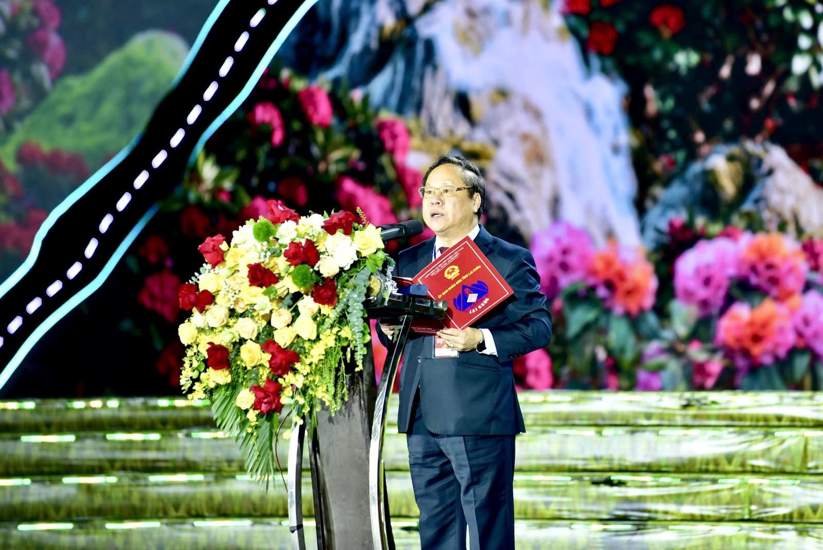 anh-2-lai-chau-a-quy.jpg