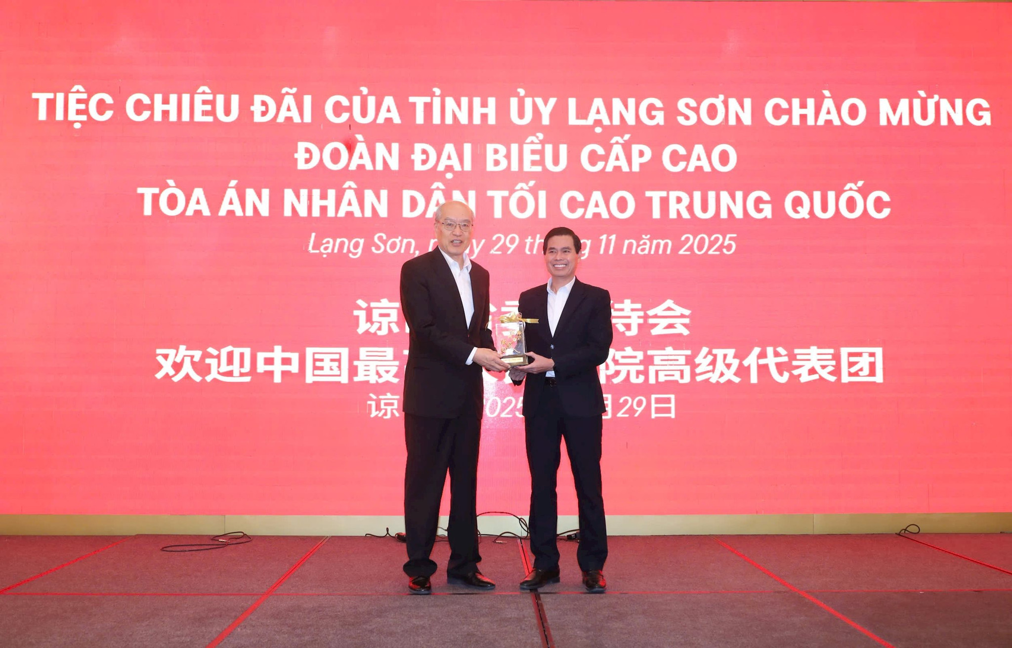truong-quan-va-doan-dai-bieu-toa-an-nhan-dan-toi-cao-trung-quoc-den-tham-va-lam-viec-tai-tinh-lang-son.-anh-nguyen-duong-.-1.jpg