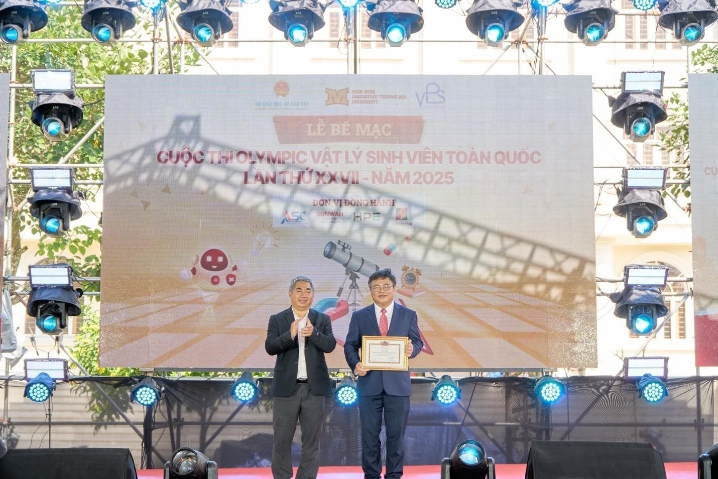 dai-hoc-cong-nghe-mien-dong-mit-5.jpg