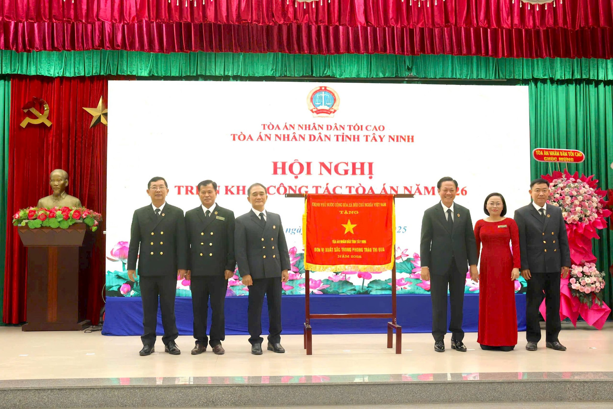 toa-an-nhan-co-thi-dua-cua-chinh-phu-556420.jpg