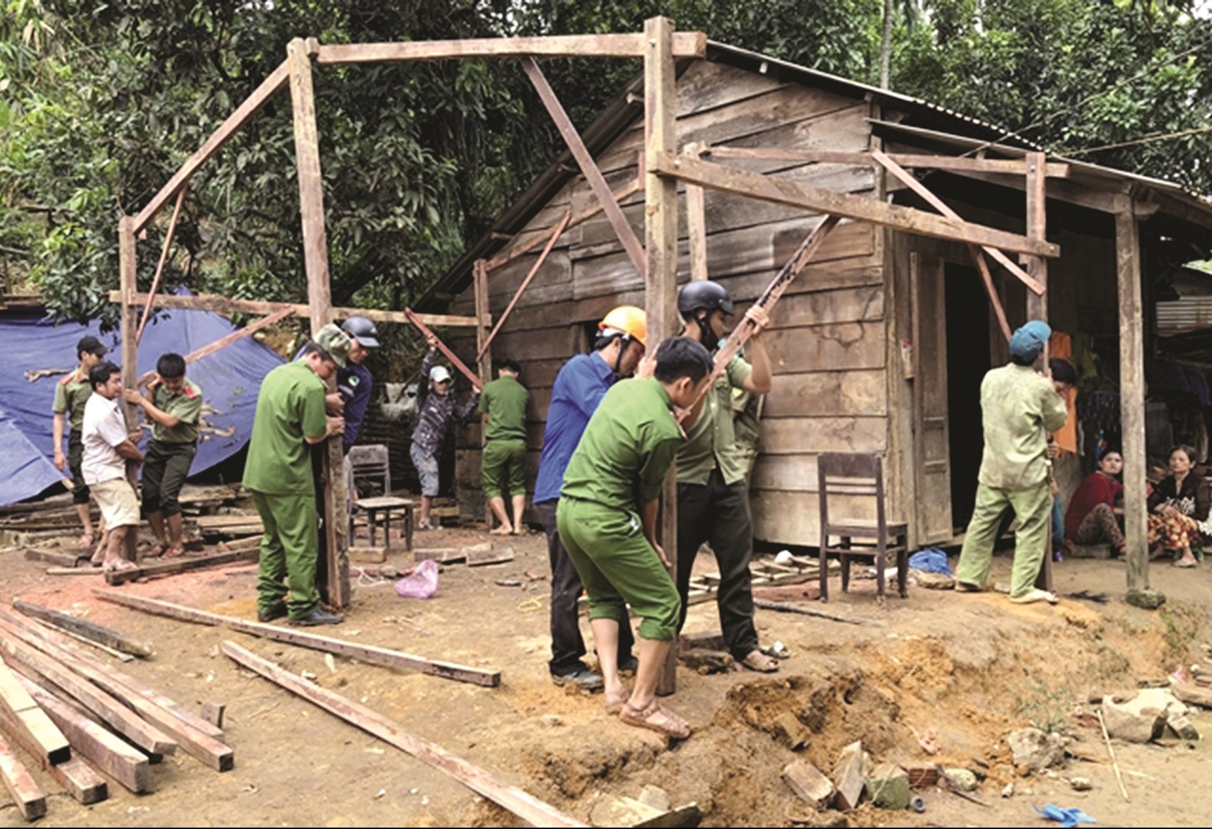 Thủ tướng yêu cầu hằng tuần báo cáo tiến độ xây dựng, sửa chữa nhà cho Nhân dân sau bão, lũ- Ảnh 1.