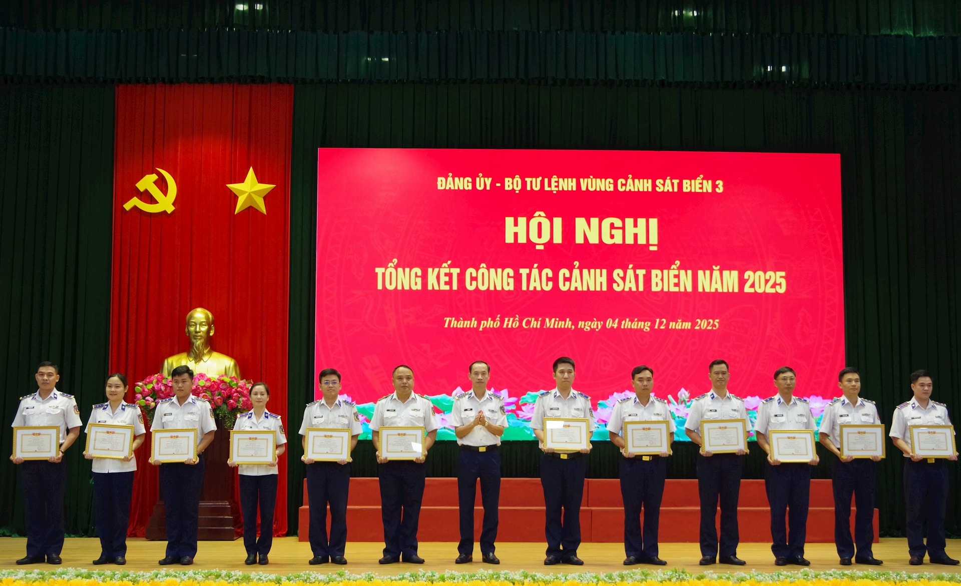 dai-ta-le-van-tu-chinh-uy-btl-vung-canh-sat-bien-3-trao-thuong-cho-cac-ca-nhan-dat-thanh-tich-xuat-sac-trong-phong-trao-thi-dua-quyet-thang-nam-2025.jpg