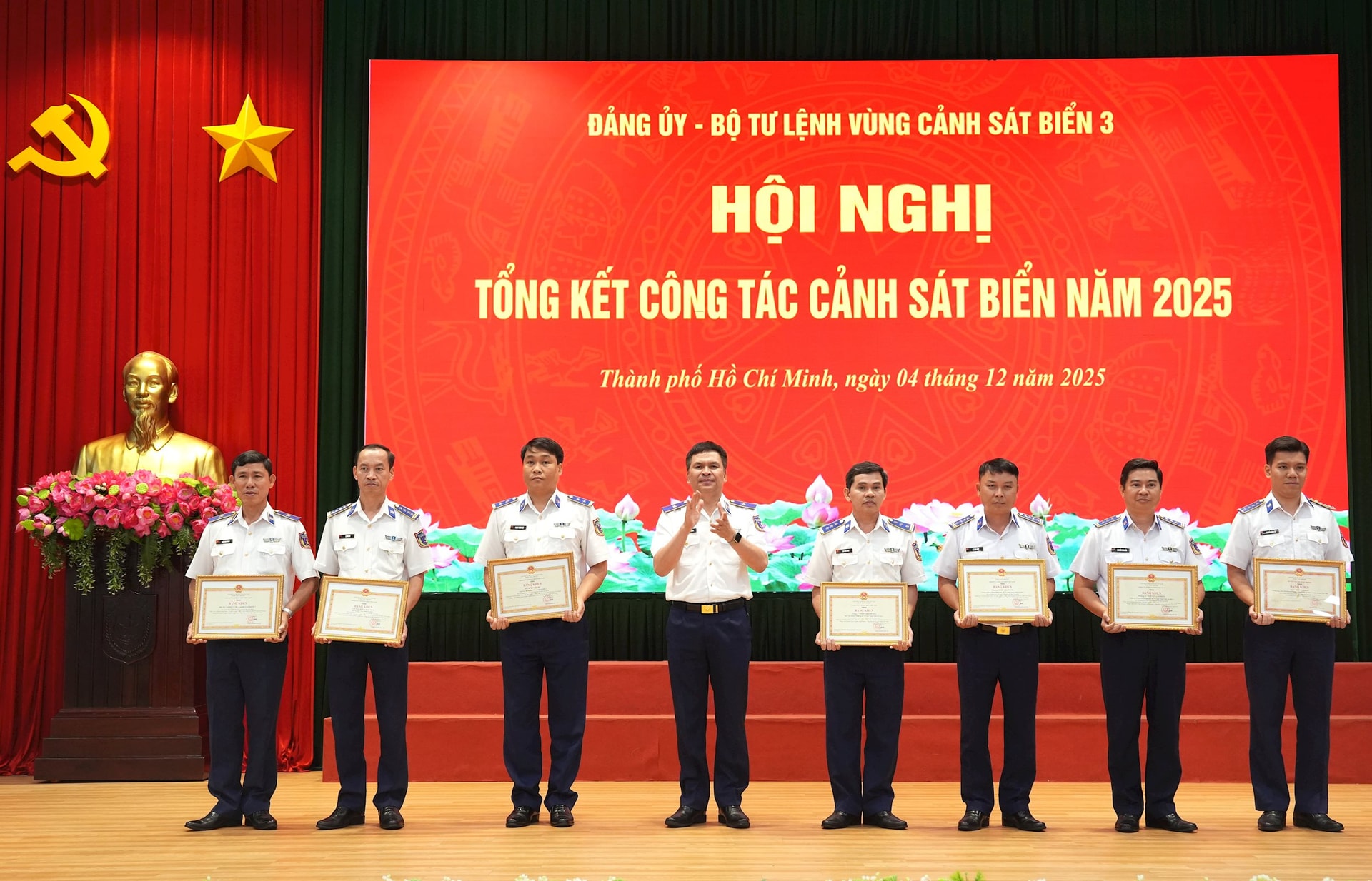 thieu-tuong-le-dinh-cuong-tu-lenh-canh-sat-bien-viet-nam-trao-thuong-cho-tap-ca-nhan-dat-thanh-tich-xuat-sac.jpg