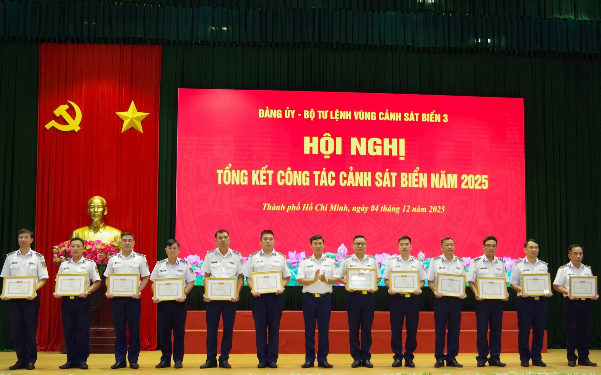thieu-tuong-ngo-binh-minh-tu-lenh-vung-canh-sat-bien-3-trao-thuong-cho-cac-tap-the-dat-thanh-tich-xuat-sac-trong-phong-trao-thi-dua-quyet-thang-nam-2025.jpg