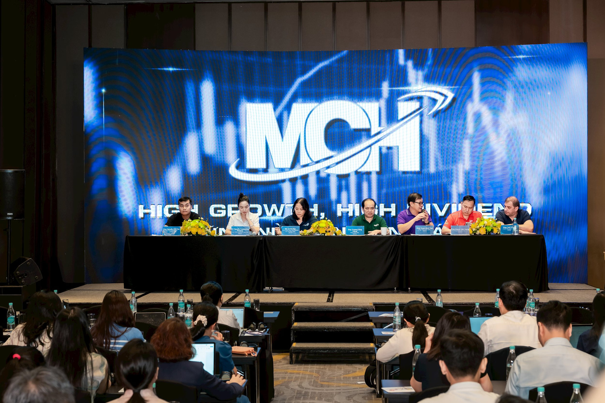 ban-lanh-dao-mch-tra-loi-cac-cau-hoi-cua-co-dong.jpg