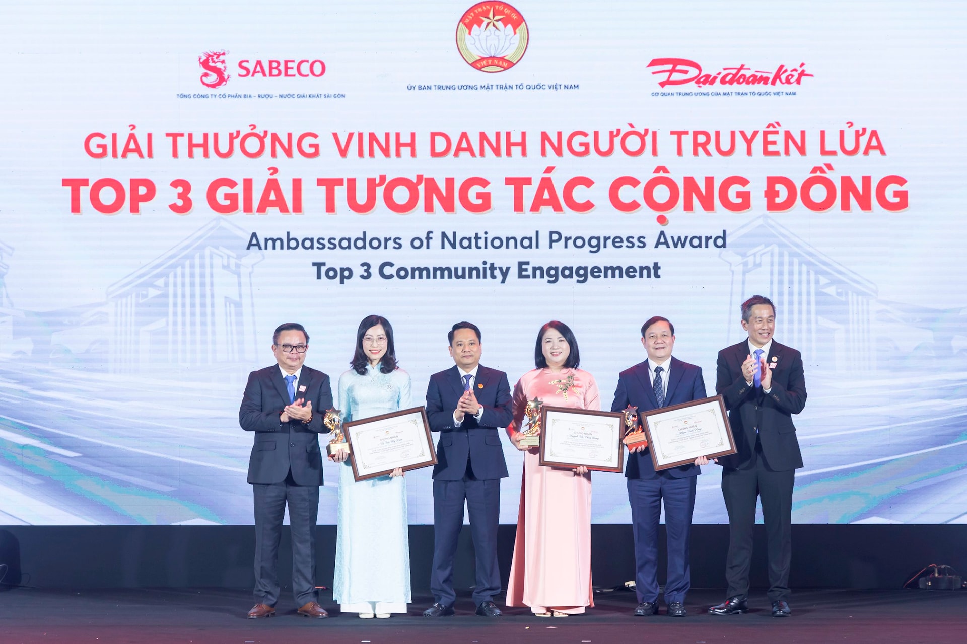 dai-dien-sabeco-va-bao-dai-doan-ket-trao-giai-top-3-tuong-tac-cong-dong-1.jpg