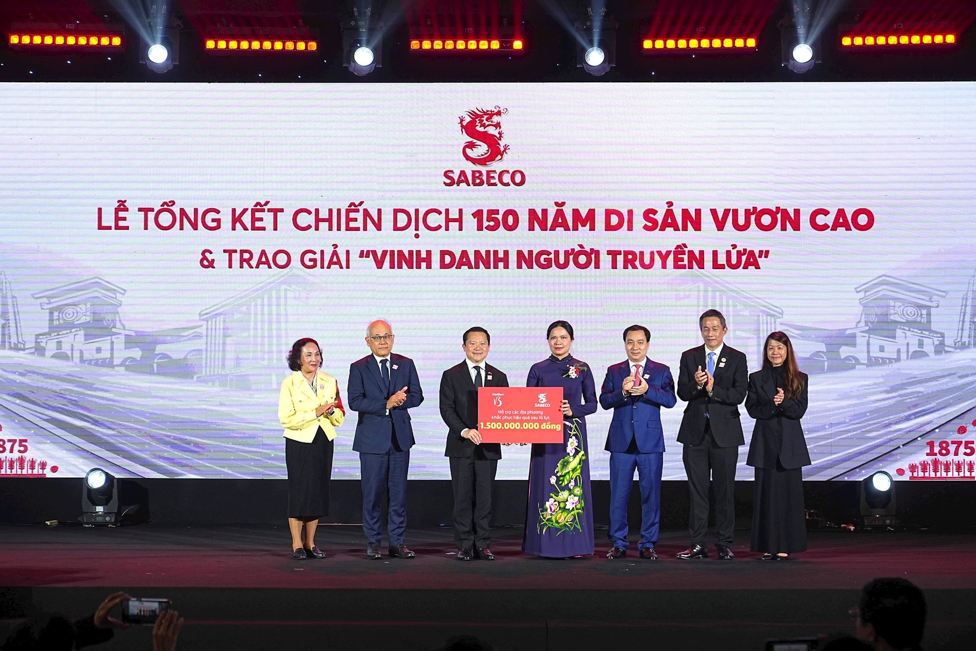 dai-dien-sabeco-vietbev-trao-bang-ho-tro-1-5-ty-dong-cho-cac-dia-phuong-bi-anh-huong-boi-bao-lu-thong-qua-ub-tw-mttq-vn.jpg