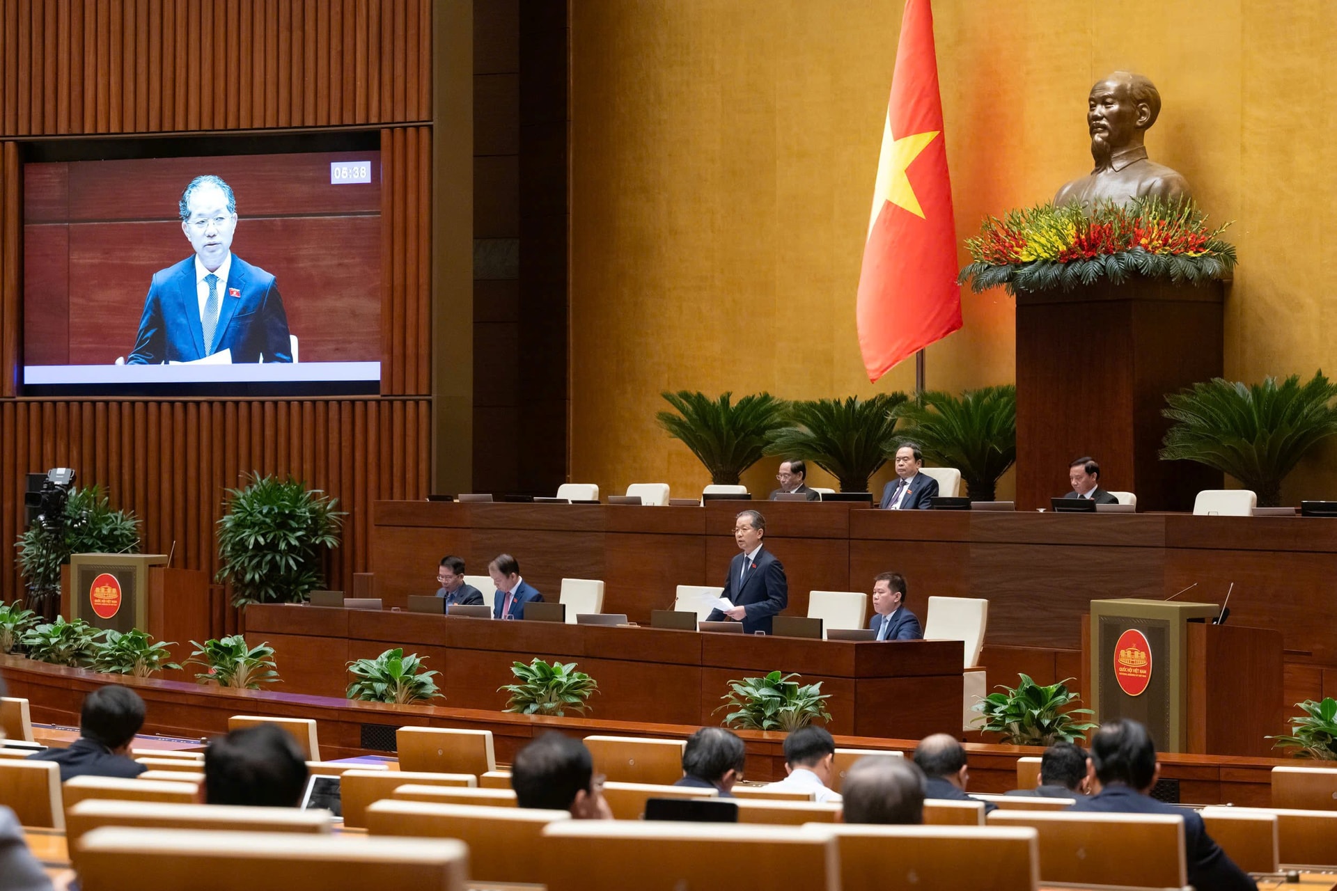 quang-canh-phien-thao-luan.jpg