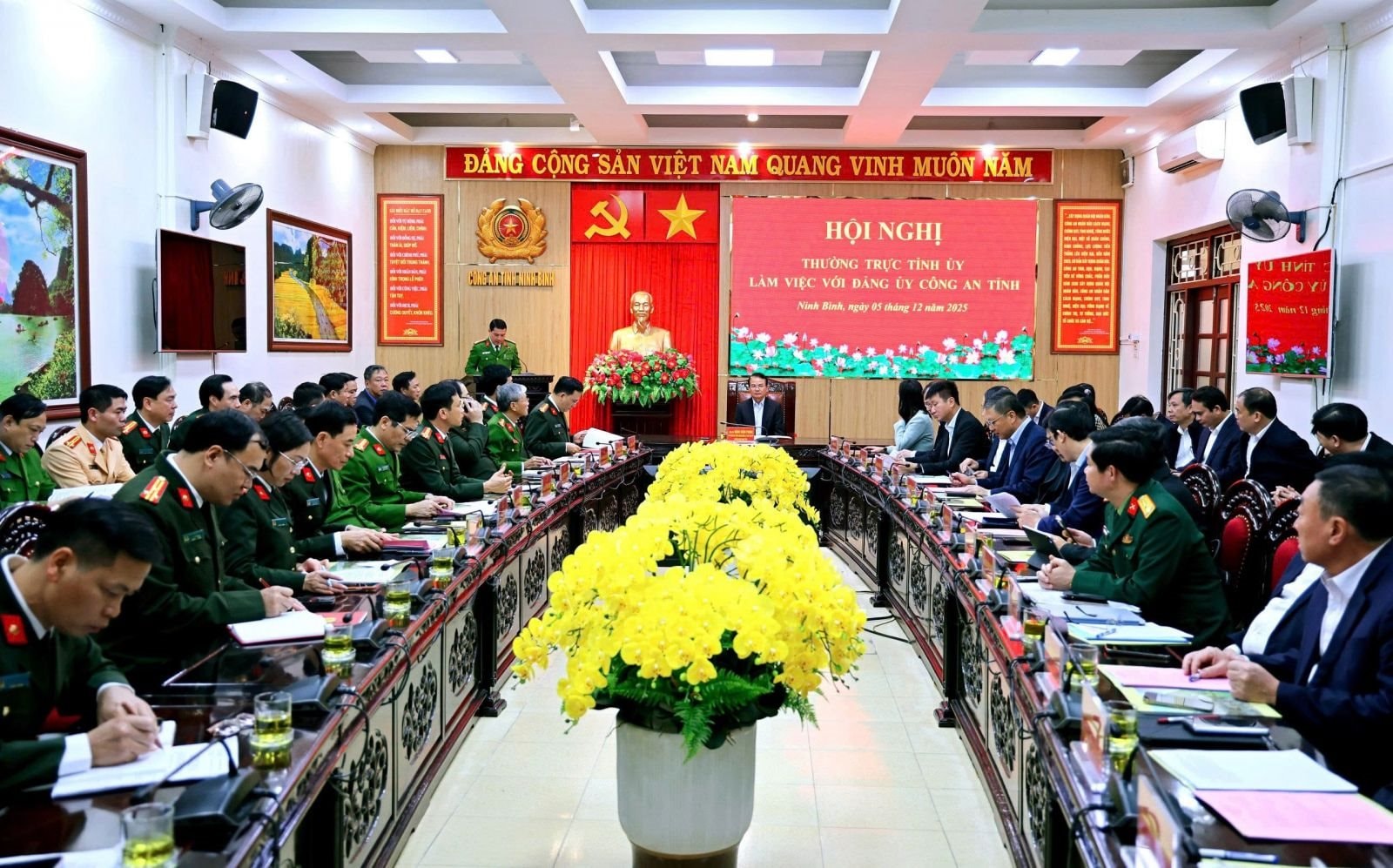 quang_canh_buoi_lam_viec.jpeg