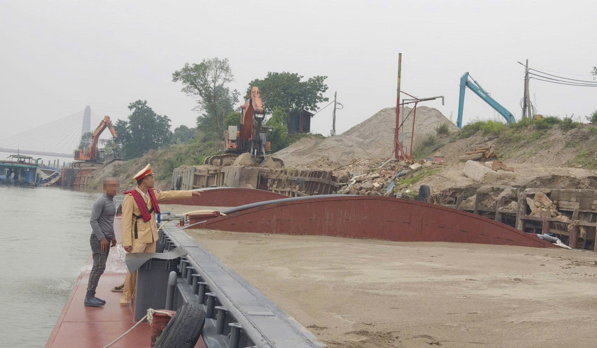 Cảnh sát đường thủy xử phạt, buộc hạ tải nhiều phương tiện chở hàng vi phạm