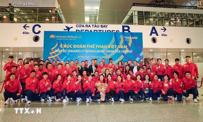 Đoàn thể thao Việt Nam tại sân bay quốc tế Nội Bài, sáng 7/12. (Ảnh: TTXVN phát)