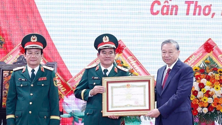 vna-potal-tong-bi-thu-to-lam-du-le-ky-niem-80-nam-ngay-truyen-thong-luc-luong-vu-trang-quan-khu-9-8456824.jpg