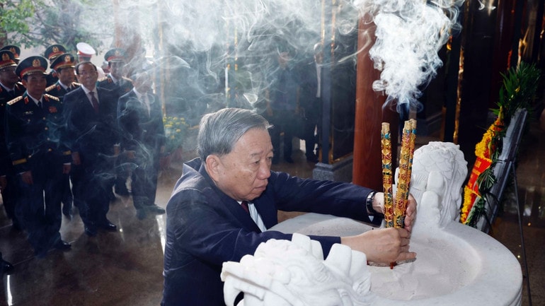 vna-potal-tong-bi-thu-to-lam-dang-hoa-dang-huong-tai-tuong-dai-chien-thang-nha-bia-tuong-niem-cac-anh-hung-liet-si-va-nha-tuong-niem-chu-tich-ho-chi-m-8456464.jpg