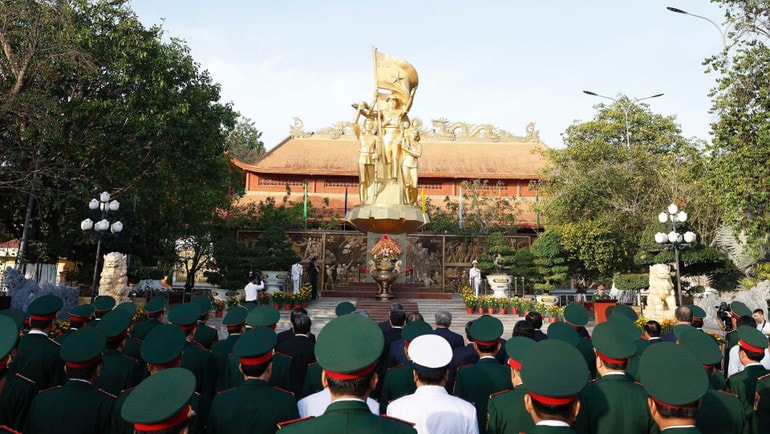 vna-potal-tong-bi-thu-to-lam-dang-hoa-dang-huong-tai-tuong-dai-chien-thang-nha-bia-tuong-niem-cac-anh-hung-liet-si-va-nha-tuong-niem-chu-tich-ho-chi-m-8456465.jpg
