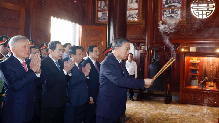 vna-potal-tong-bi-thu-to-lam-dang-hoa-dang-huong-tai-tuong-dai-chien-thang-nha-bia-tuong-niem-cac-anh-hung-liet-si-va-nha-tuong-niem-chu-tich-ho-chi-m-8456467.jpg