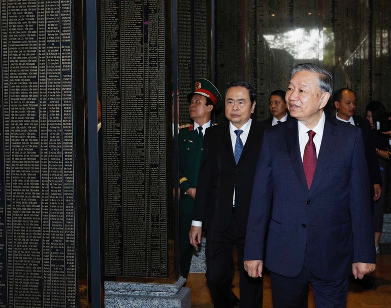 vna-potal-tong-bi-thu-to-lam-dang-hoa-dang-huong-tai-tuong-dai-chien-thang-nha-bia-tuong-niem-cac-anh-hung-liet-si-va-nha-tuong-niem-chu-tich-ho-chi-m-8456469.jpg