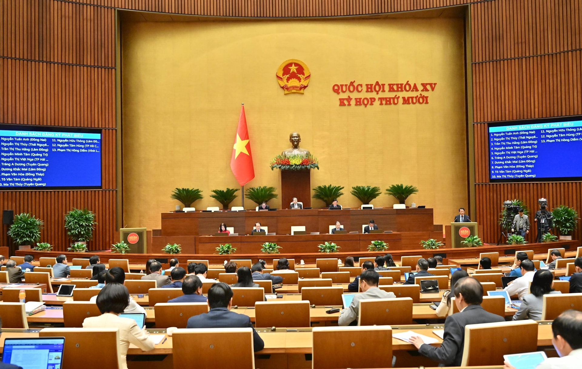 bo-truong-bo-cong-an-luong-tam-quang-thua-uy-quyen-cua-thu-tuong-chinh-phu-trinh-bay-bao-cao-cong-tac-phong-chong-toi-pham-va-vi-pham-phap-luat-nam-2025(1).jpg