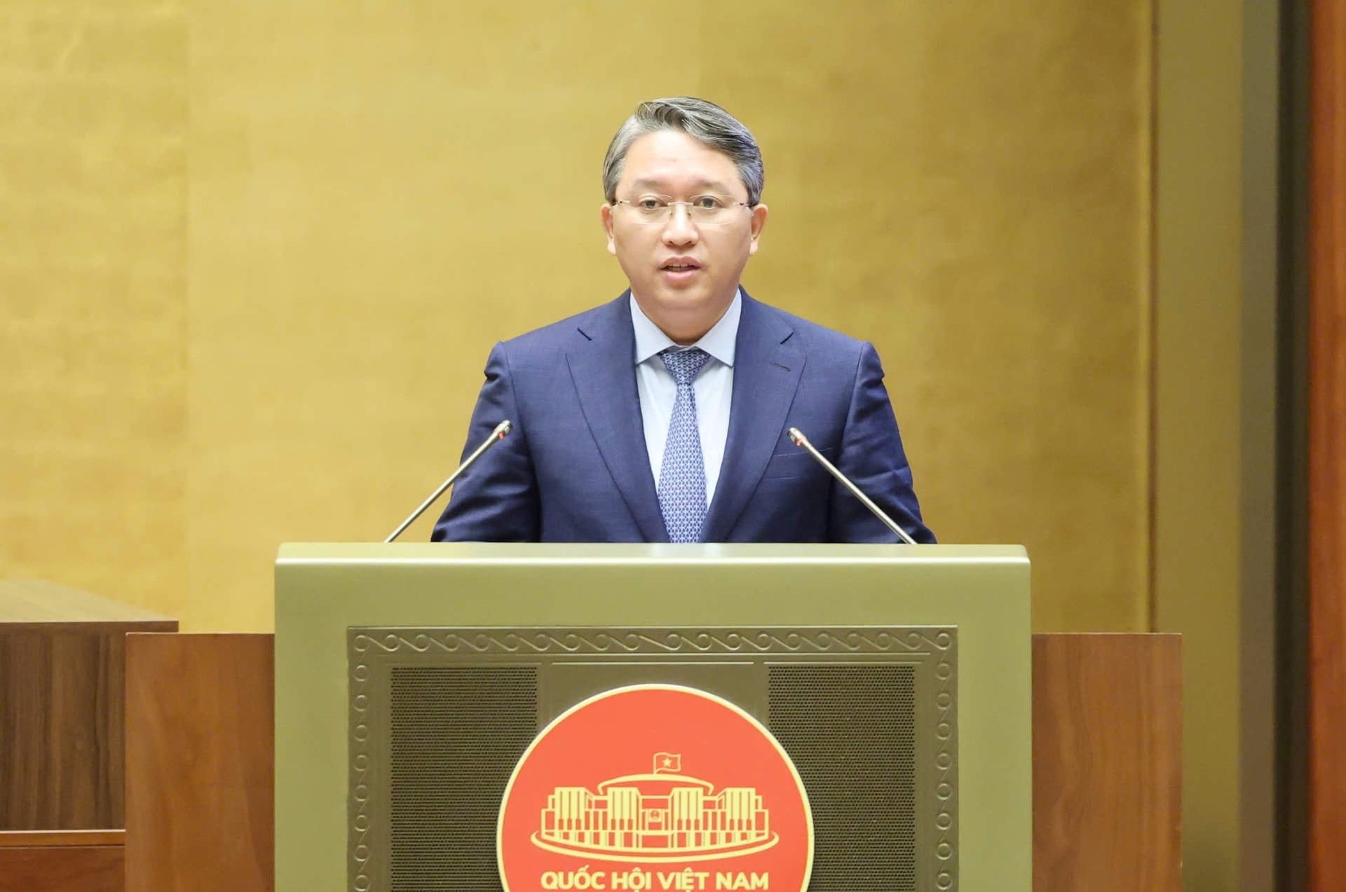 bo-truong-bo-tu-phap-nguyen-hai-ninh-thua-uy-quyen-cua-thu-tuong-chinh-phu-trinh-bay-bao-cao-ve-cong-tac-thi-hanh-an-nam-2025.jpg