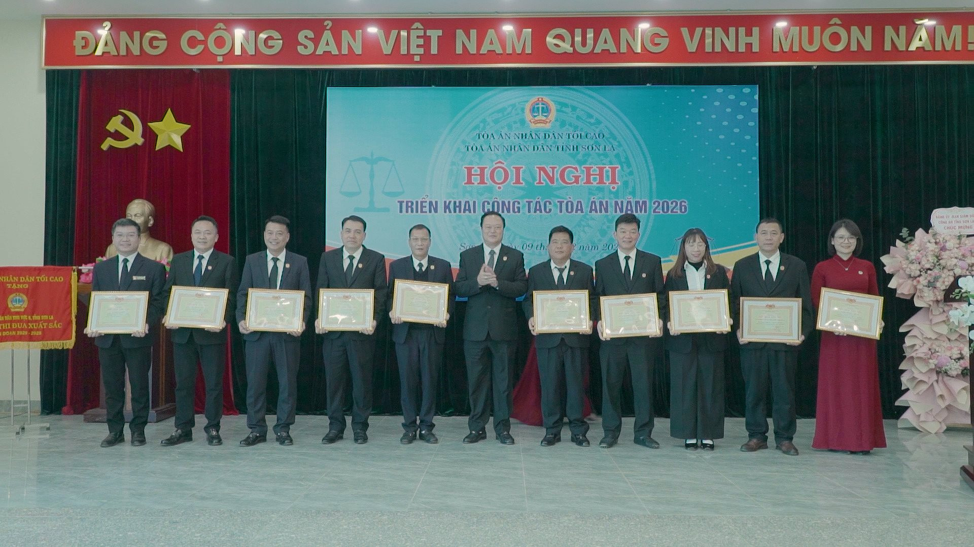 trao-bang-khen-ca-nhan-tap-the.jpg