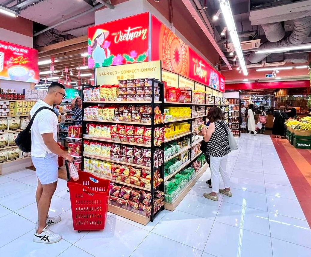 nguoi-tieu-dung-mua-sam-cac-san-pham-viet-nam-lam-qua-tang-tai-sieu-thi-winmart.jpg