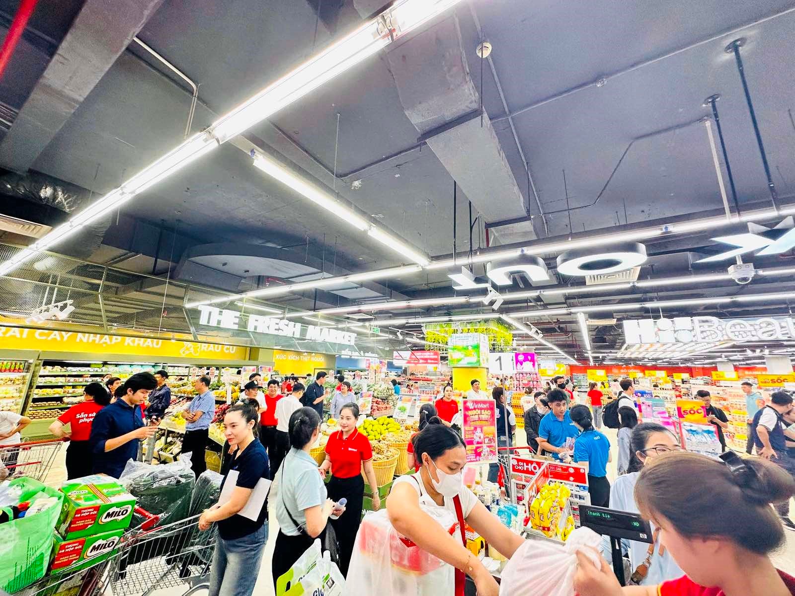 tap-nap-khach-mua-sam-tai-sieu-thi-winmart-bien-hoa(2).jpg