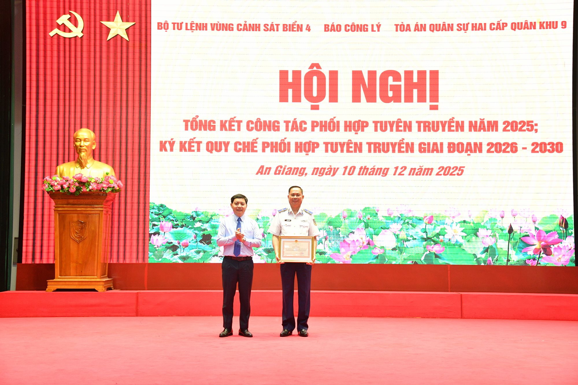 trao-bang-khen-chanh-an.jpg