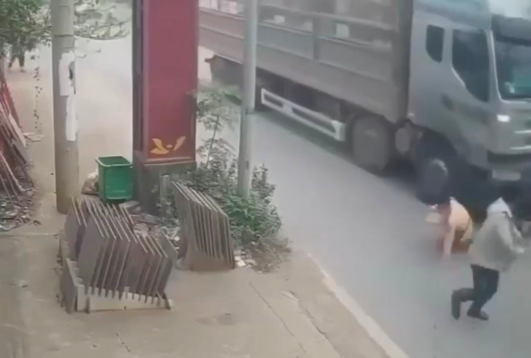 Củng cố hồ sơ khởi tố tài xế đẩy CSGT vào đầu xe tải