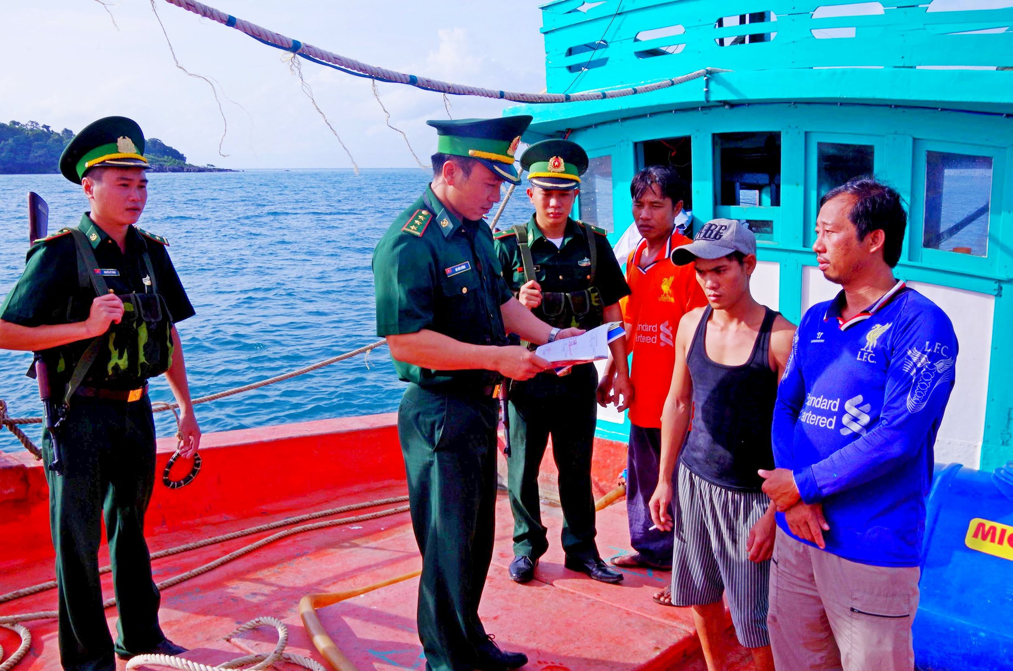 bo-doi-bien-phong-kien-giang-tuyen-truyen-cho-ngu-dan-ve-chu-quyen-bien-dao-truoc-khi-ra-khoi-danh-bat.jpg