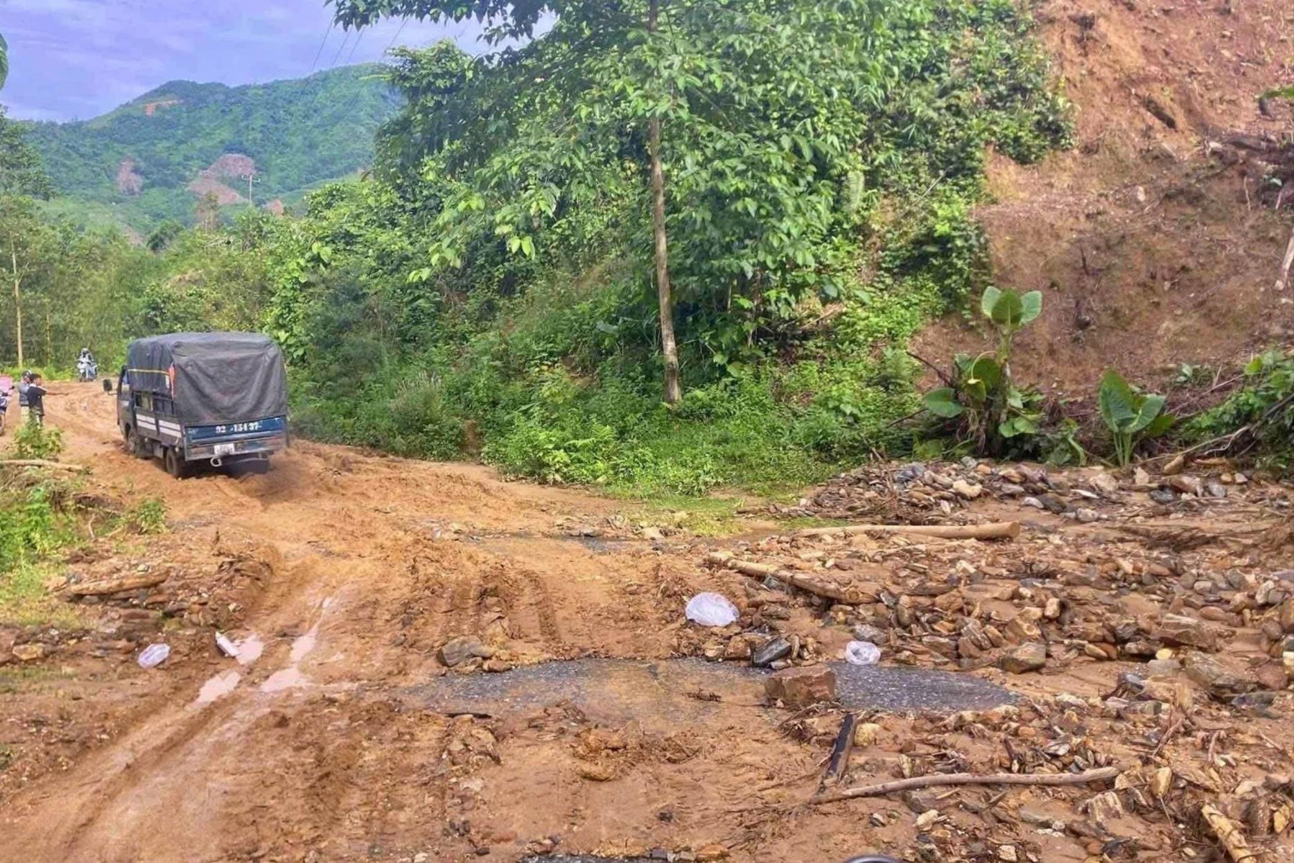 Khẩn trương khắc phục sự cố giao thông tuyến ĐH8, BTM tại xã Trà Đốc