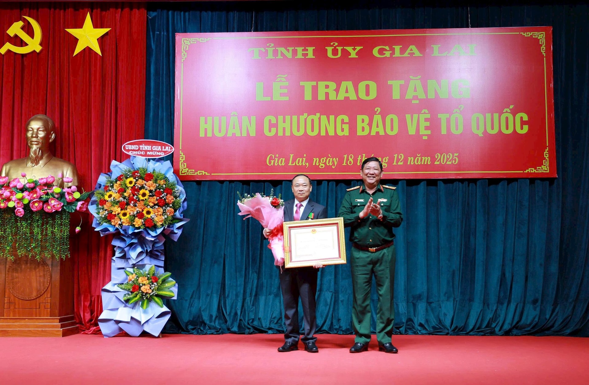 Bí thư Tỉnh ủy Gia Lai nhận Huân chương Bảo vệ Tổ quốc hạng Ba