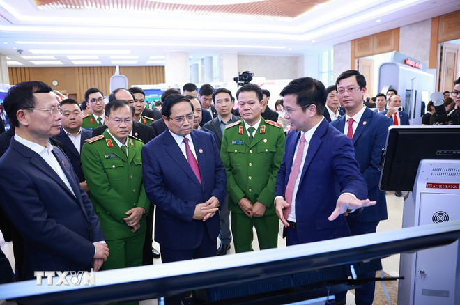 Thủ tướng Phạm Minh Chính tham quan trưng bày về phát triển khoa học, công nghệ, đổi mới sáng tạo và chuyển đổi số. (Ảnh: Dương Giang/TTXVN) ttxvn-thu-tuong-du-hoi-nghi-so-ket-trien-khai-nghi-quyet-ve-dot-pha-phat-trien-khoa-hoc-cong-nghe-doi-moi-sang-tao-va-chuyen-doi-so-quoc-gia-18.jpg