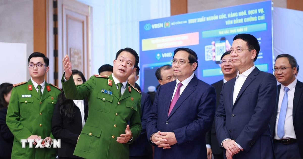 Thủ tướng Phạm Minh Chính tham quan trưng bày về phát triển khoa học, công nghệ, đổi mới sáng tạo và chuyển đổi số. (Ảnh: Dương Giang/TTXVN)