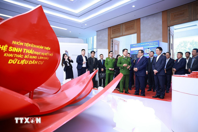 Thủ tướng Phạm Minh Chính tham quan trưng bày về phát triển khoa học, công nghệ, đổi mới sáng tạo và chuyển đổi số. (Ảnh: Dương Giang/TTXVN) ttxvn-thu-tuong-du-hoi-nghi-so-ket-trien-khai-nghi-quyet-ve-dot-pha-phat-trien-khoa-hoc-cong-nghe-doi-moi-sang-tao-va-chuyen-doi-so-quoc-gia-18-3.jpg