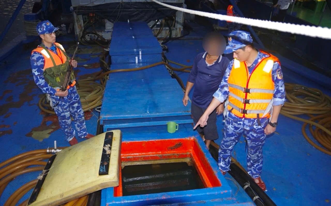 BTL Vùng Cảnh sát biển 4 bắt giữ tàu cá vận chuyển trên 200.000 lít dầu D.O trái phép