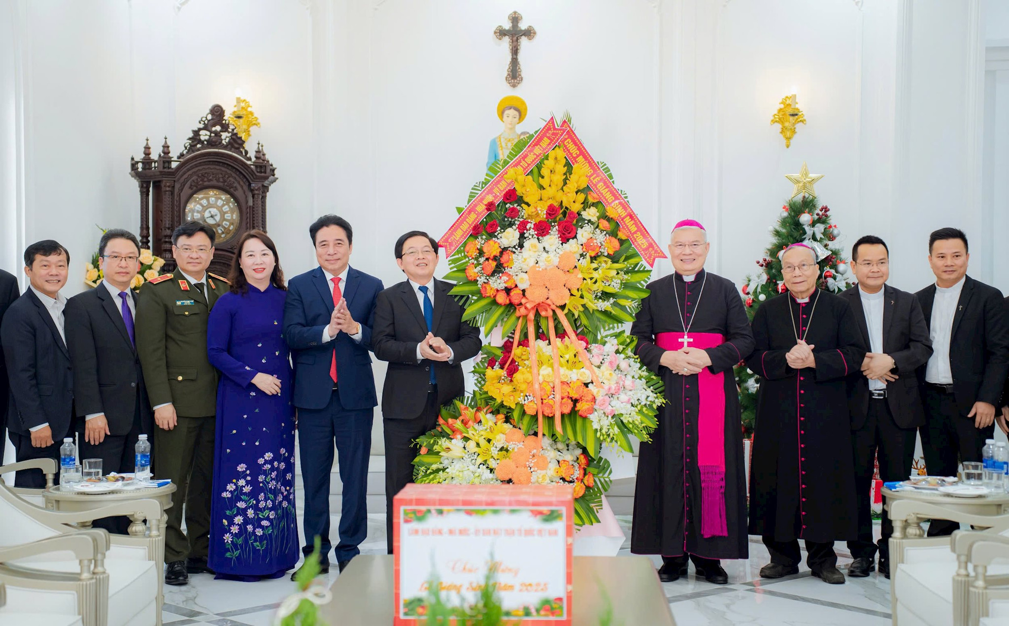 pho-thu-tuong-ho-quoc-dung-kiem-tra-xay-dung-nha-trong-chien-dich-quang-trung-o-hue-10-665-7756.jpg.jpg