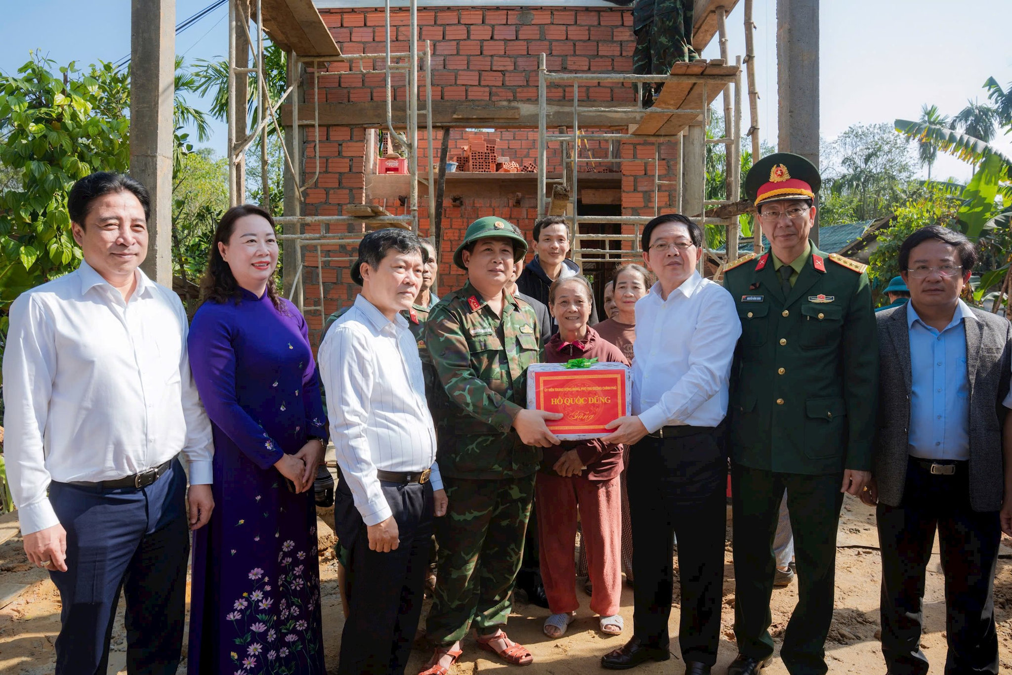 pho-thu-tuong-ho-quoc-dung-kiem-tra-xay-dung-nha-trong-chien-dich-quang-trung-o-hue-9-1243-385.jpg.jpg